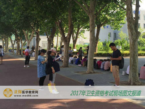 寶寶陪媽媽一起參加2017年衛(wèi)生資格考試