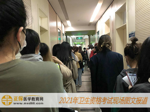 2021年衛(wèi)生資格考試現(xiàn)場報道——等待老師核驗每個人情況，進入教室