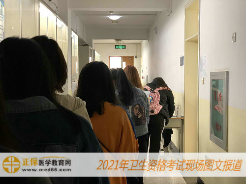 2021年衛(wèi)生資格考試現(xiàn)場報道——等待老師核驗每個人情況，進入教室